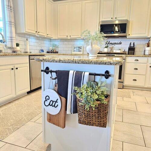 A functional blend of greenery and chopping boards